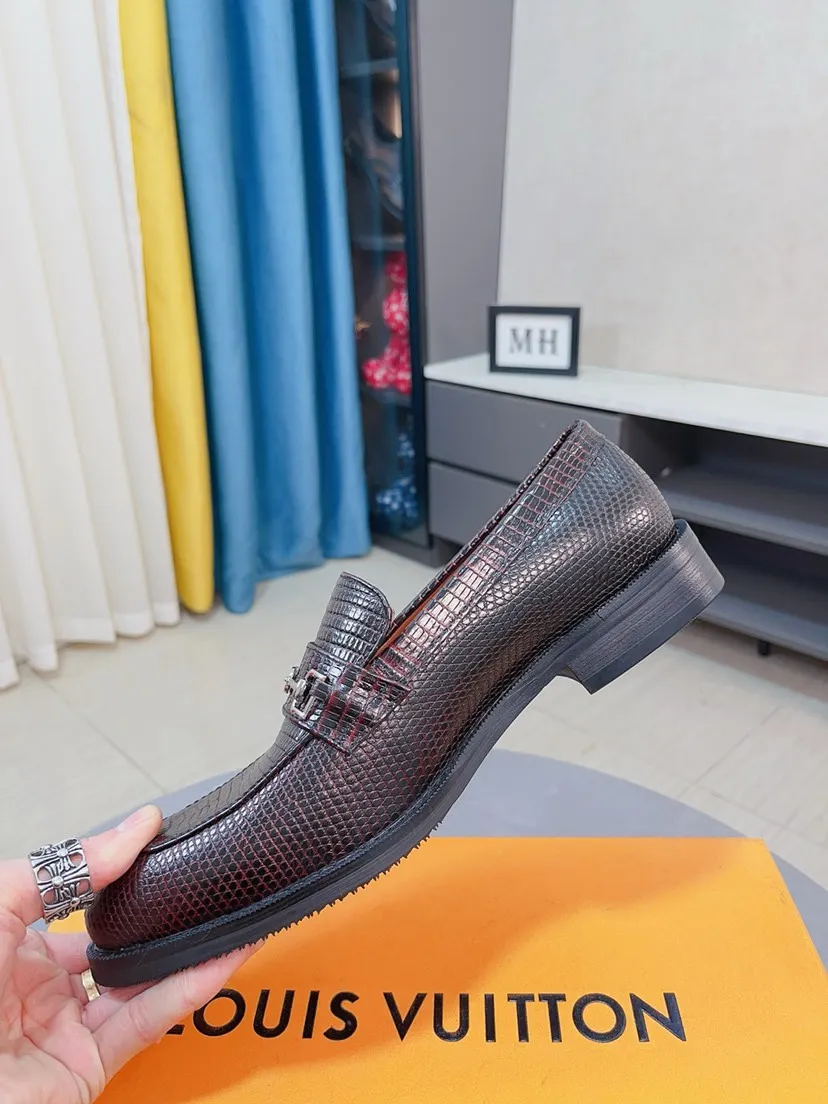 Ex-factory price 458🌹🌹【Louis Vuitton] LV official website synchronizes casual formal leather shoes, imported Italian first-layer calfskin, the leather feels natural and comfortable, and the flowing shoe body design embodies an extraordinary superior wearing experience. Smooth and tight hand-stitched seams achieve extraordinary noble taste. The lining is made of cowhide, which is high-end, comfortable and breathable, telling the man's high-spirited heart. Number of items in stock: 38-44 45 can be customized.